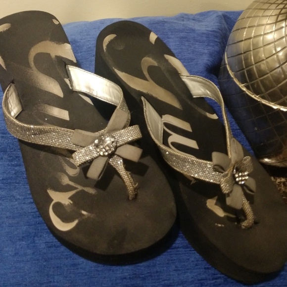 guess sierra wedge flip flop